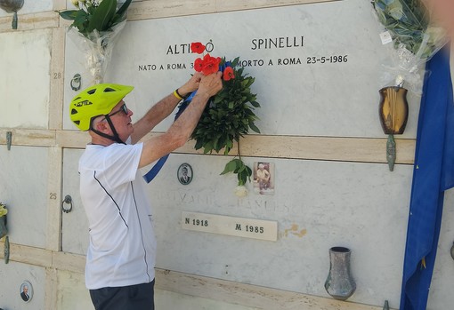 L'omaggio di Giovanni Bloisi alla tomba di Altiero Spinelli a Ventotene