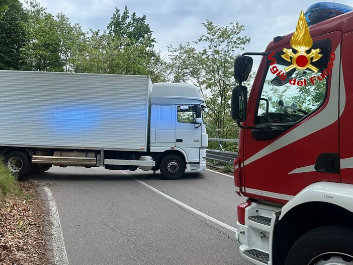 Il camion bloccato sul tornante della provinciale a Grantola