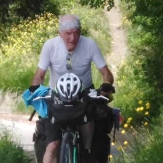 Giovanni Bloisi durante uno dei suoi viaggi della memoria in bicicletta