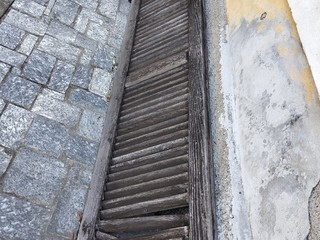 Le condizioni delle persiane dell'ufficio postale di Oltrona a Gavirate nelle foto inviate dalla nostra lettrice Le condizioni delle persiane dell'ufficio postale di Oltrona a Gavirate nelle foto inviate dalla nostra lettrice