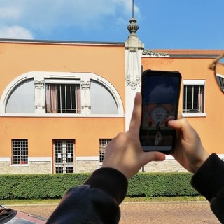 Il giovane videomaker Gianluca Parisi durante le riprese davanti alla Biblioteca Frera di Tradate