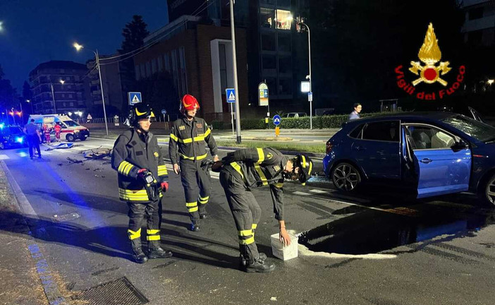 Le immagini dei vigili del fuoco dell'incidente di questa notte in via Noè a Gallarate Le immagini dei vigili del fuoco dell'incidente di questa notte in via Noè a Gallarate