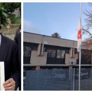 Il dottor Enrico Ferri nel giorno della sua laurea e le bandiere a mezz'asta fuori dalla sede della Croce Rossa del Medio Verbano di Gavirate