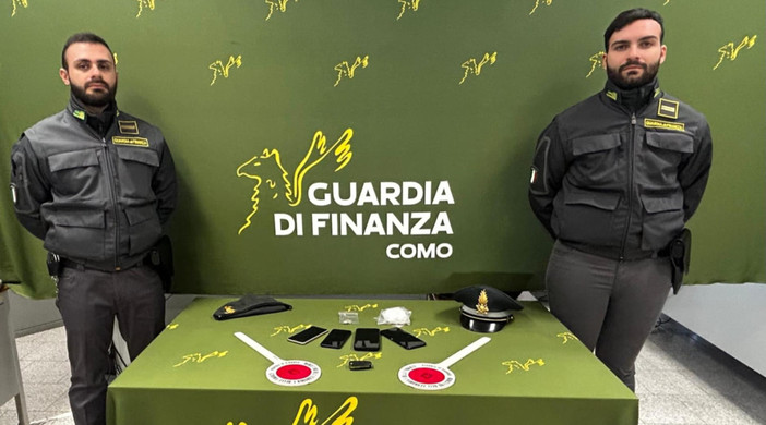 Il parcheggio di un supermercato come piazza di spaccio, in manette due stranieri nel Comasco Il parcheggio di un supermercato come piazza di spaccio, in manette due stranieri nel Comasco