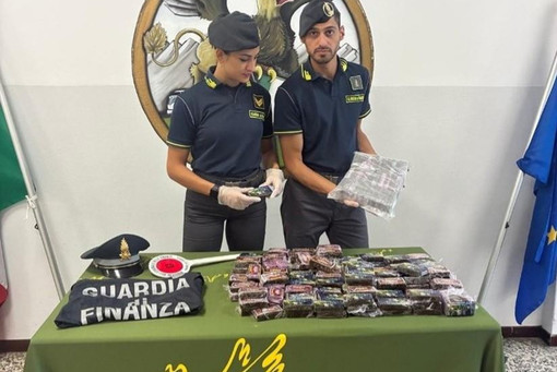 Nascondeva 20 chili di hashish nelle borse della spesa e nel vano della ruota di scorta. Arrestato dalla Gdf un trafficante di droga italiano
