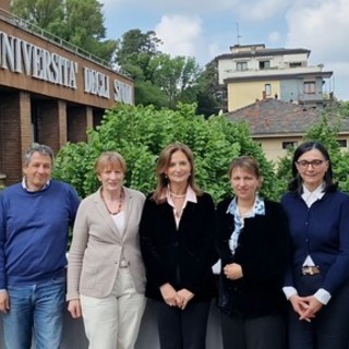 da sinistra: Giacomo Furlanetto, Loredano Pollegioni, Giovanna Scienza, la Rettrice Maria Pierro, Paola Biavaschi, Camilla Callegari, Anna Danesi