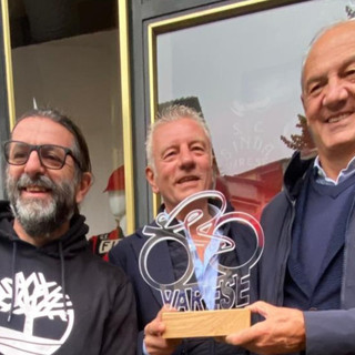 Nella foto da sinistra: Roberto Zocchi (vice sindaco Gavirate), Massimo Parola (sindaco di Gavirate) e Renzo Oldani (presidente S.C.Binda) con il trofeo che verrà assegnato al vincitore della Tre Valli Varesine