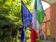 Le nuove bandiere donate alla scuola Carducci di Gavirate