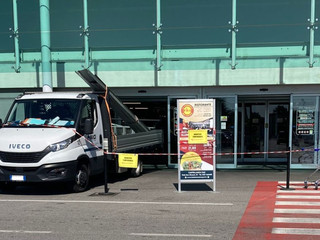 Operai al lavoro per ripristinare l'ingresso sfondato con l'auto ariete Operai al lavoro per ripristinare l'ingresso sfondato con l'auto ariete