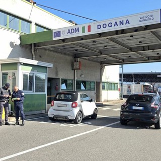 Al valico di Gaggiolo intercettati dalla Guardia di Finanza di Varese una borsa e un foulard da 23 mila euro non dichiarati