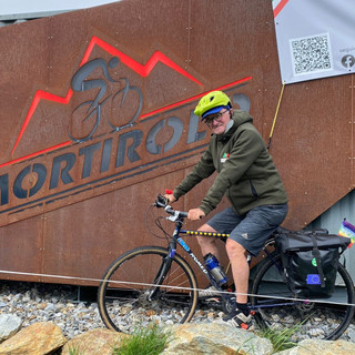 Il cavaliere e ciclista della memoria Giovanni Bloisi sul passo del Mortirolo