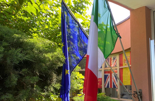 Le nuove bandiere donate alla scuola Carducci di Gavirate