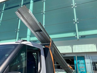 Operai al lavoro per ripristinare l'ingresso sfondato con l'auto ariete Operai al lavoro per ripristinare l'ingresso sfondato con l'auto ariete