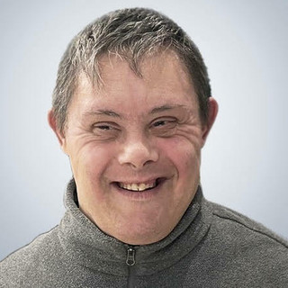 Addio a Giuseppe Massimo “Cuve” Cuvello: il sorriso che ha acceso una comunità Addio a Giuseppe Massimo “Cuve” Cuvello: il sorriso che ha acceso una comunità