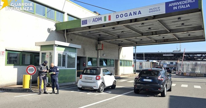 Al valico di Gaggiolo intercettati dalla Guardia di Finanza di Varese una borsa e un foulard da 23 mila euro non dichiarati Al valico di Gaggiolo intercettati dalla Guardia di Finanza di Varese una borsa e un foulard da 23 mila euro non dichiarati