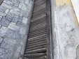 Le condizioni delle persiane dell'ufficio postale di Oltrona a Gavirate nelle foto inviate dalla nostra lettrice Le condizioni delle persiane dell'ufficio postale di Oltrona a Gavirate nelle foto inviate dalla nostra lettrice