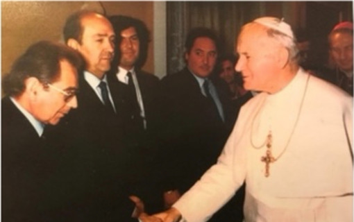 Carlo Visconti stringe la mano a Papa Giovanni Paolo II