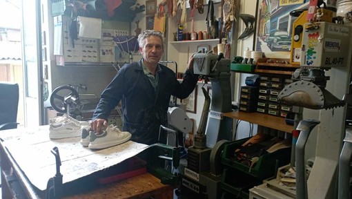 Ottorino Zini nella sua bottega di calzolaio a Gavirate Ottorino Zini nella sua bottega di calzolaio a Gavirate