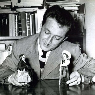 Gianni Rodari in uno scatto degli Anni Cinquanta (wikipedia.org)