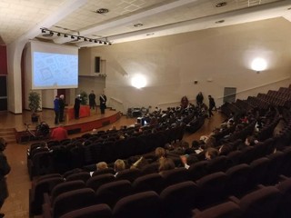 L'incontro del "ciclista della memoria" Giovanni Bloisi con gli studenti di prima media a Gavirate