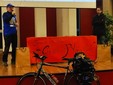 L'incontro del "ciclista della memoria" Giovanni Bloisi con gli studenti di prima media a Gavirate