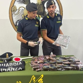 Nascondeva 20 chili di hashish nelle borse della spesa e nel vano della ruota di scorta. Arrestato dalla Gdf un trafficante di droga italiano