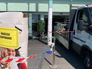 Operai al lavoro per ripristinare l'ingresso sfondato con l'auto ariete Operai al lavoro per ripristinare l'ingresso sfondato con l'auto ariete
