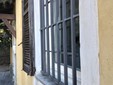 Le condizioni delle persiane dell'ufficio postale di Oltrona a Gavirate nelle foto inviate dalla nostra lettrice Le condizioni delle persiane dell'ufficio postale di Oltrona a Gavirate nelle foto inviate dalla nostra lettrice