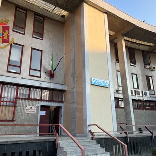 Bimba di tre anni molestata fuori dall'asilo a Cardano Al Campo: arrestato un extracomunitario