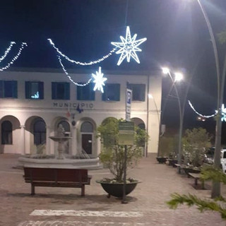 Il centro di Gavirate nel periodo natalizio (foto d'archivio)