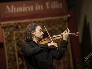 Il 12 luglio Villa Cagnola accoglierà Giuseppe Gibboni, violinista vincitore del Premio Paganini di Genova, accompagnato, in un programma comprendente Mozart, Strauss, Paganini, Janáček Bartók e Vivaldi.Giuseppe Gibboni