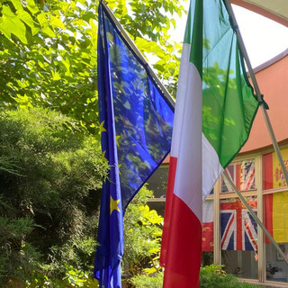 Le nuove bandiere donate alla scuola Carducci di Gavirate