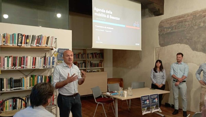 Il sindaco di Besozzo Coghetto durante la serata di presentazione dell'Agenda della Mobilità Il sindaco di Besozzo Coghetto durante la serata di presentazione dell'Agenda della Mobilità