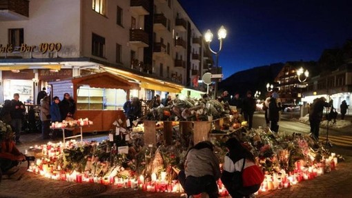 Fiori e candele per i morti di Crans Montana