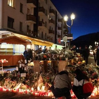 Fiori e candele per i morti di Crans Montana