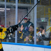 Marco Matonti al giro di pista finale con il popolo giallonero pazzo di felicità dietro le balaustre (Foto Galbiati)