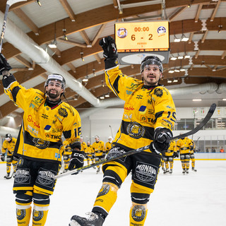 Raphael Bastille, autore del gol più bello degli ultimi anni, e Christian Buono sotto la curva (foto Alessandro Umberto Galbiati)
