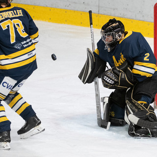 Rocco Perla, mvp dell'Aosta ieri sera in via Albani. Ma il gestaccio finale a Malfatti non ha nulla a che fare con lo spirito dell'hockey (foto Galbiati)