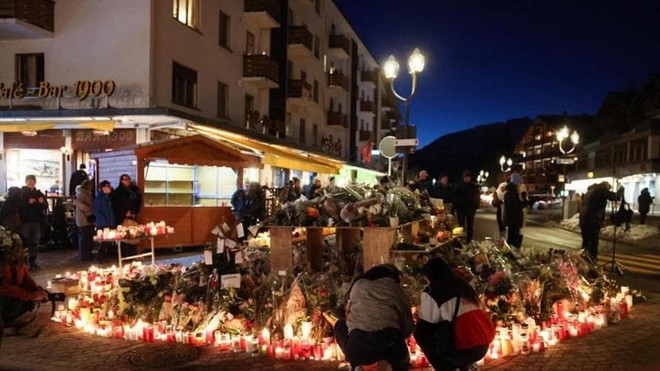 Fiori e candele per i morti di Crans Montana