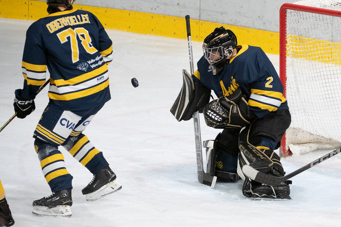 Rocco Perla, mvp dell'Aosta ieri sera in via Albani. Ma il gestaccio finale a Malfatti non ha nulla a che fare con lo spirito dell'hockey (foto Galbiati)
