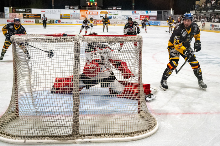 Borghi insacca il 3-3 dopo un'azione da fantahockey con De Toni (foto di Alessandro Umberto Galbiati)