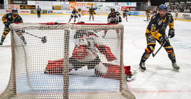 Borghi insacca il 3-3 dopo un'azione da fantahockey con De Toni (foto di Alessandro Umberto Galbiati) Borghi insacca il 3-3 dopo un'azione da fantahockey con De Toni (foto di Alessandro Umberto Galbiati)
