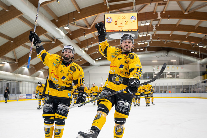 Raphael Bastille, autore del gol più bello degli ultimi anni, e Christian Buono sotto la curva (foto Alessandro Umberto Galbiati)