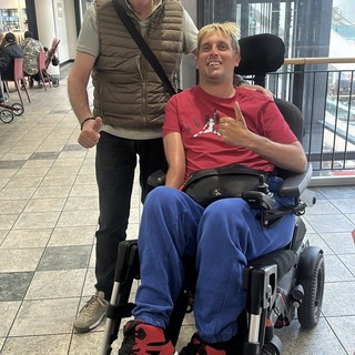 Il referente disabilità del MAV Mario Beghetto insieme a Mirko durante il sopralluogo in centro città