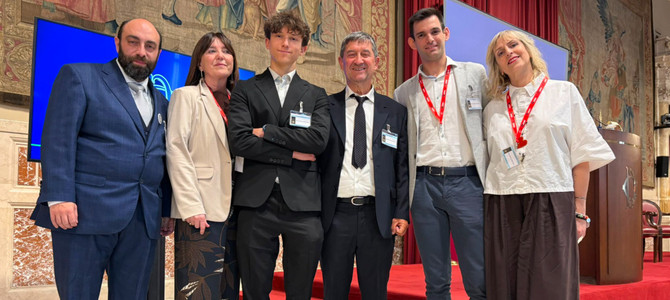 La delegazione che ha accompagnato la premiazione di Oliver, il terzo da sinistra La delegazione che ha accompagnato la premiazione di Oliver, il terzo da sinistra