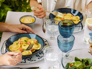Medaglioni burrata e limone in tavola