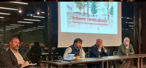 Un momento dell'assemblea pubblica di giovedì sera (foto tratta dalla pagina Facebook del Comune di Induno Olona)