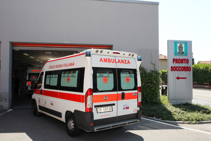 Cade dalla bicicletta: ambulanza in azione in via Tonale a Varese
