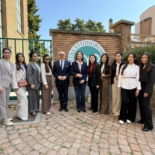 Le studentesse con la rettrice Maria Pierro e il prefetto Salvatore Pasquariello