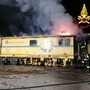 Fiamme su un carro officina, Vigili del Fuoco in azione alla stazione di Busto
